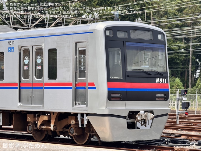 くぬぎ山車両基地付近で撮影された【京成】N800形N818Fが車庫から顔を出した状態に