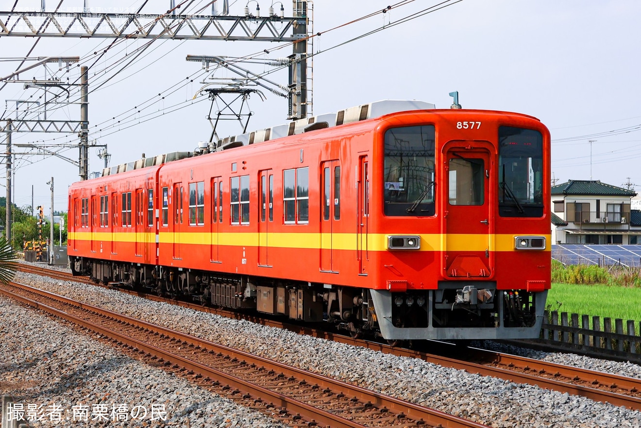 【東武】8000系(8500型)8577F (昭和30年代のリバイバルカラー) が南栗橋車両管区春日部支所へ返却回送の拡大写真