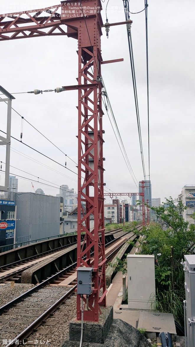 【京急】京急東神奈川駅付近の架線柱が赤色に