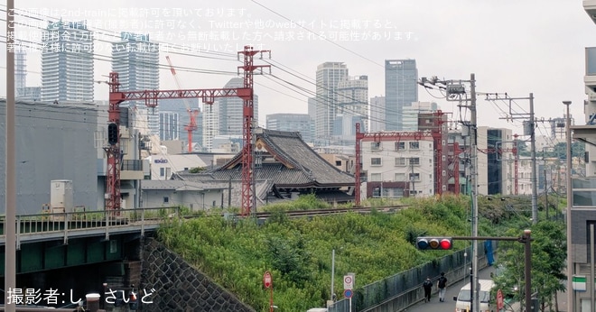 【京急】京急東神奈川駅付近の架線柱が赤色に