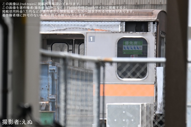 長野総合車両センター付近で撮影された【JR東】209系トタ82編成のクハ209-1002が解体中