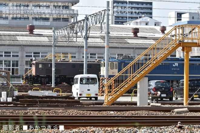 網干総合車両所宮原支所付近で撮影された【JR西】保存されているEF15-158が車庫の外へ