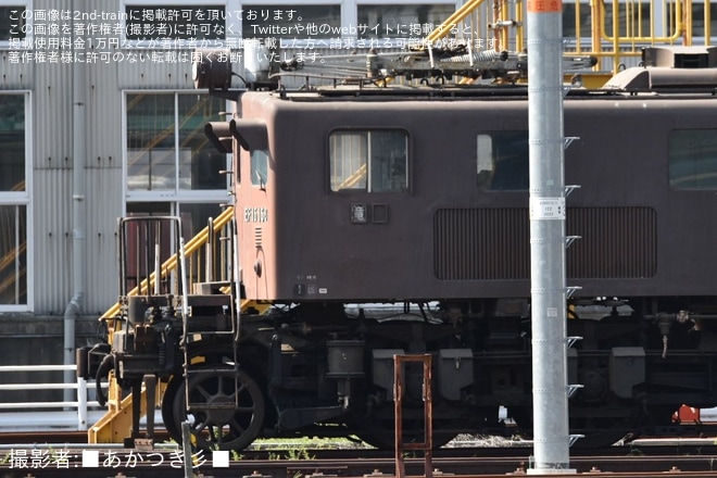 網干総合車両所宮原支所付近で撮影された【JR西】保存されているEF15-158が車庫の外へ