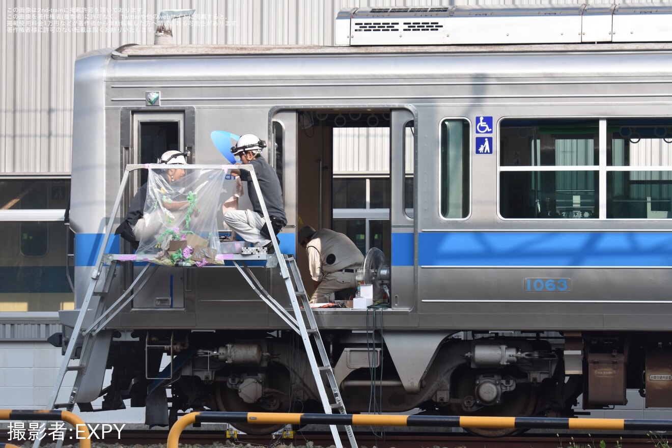 【小田急】ワンマン化工事中の1000形1063Fへ車外カメラの設置工事の拡大写真