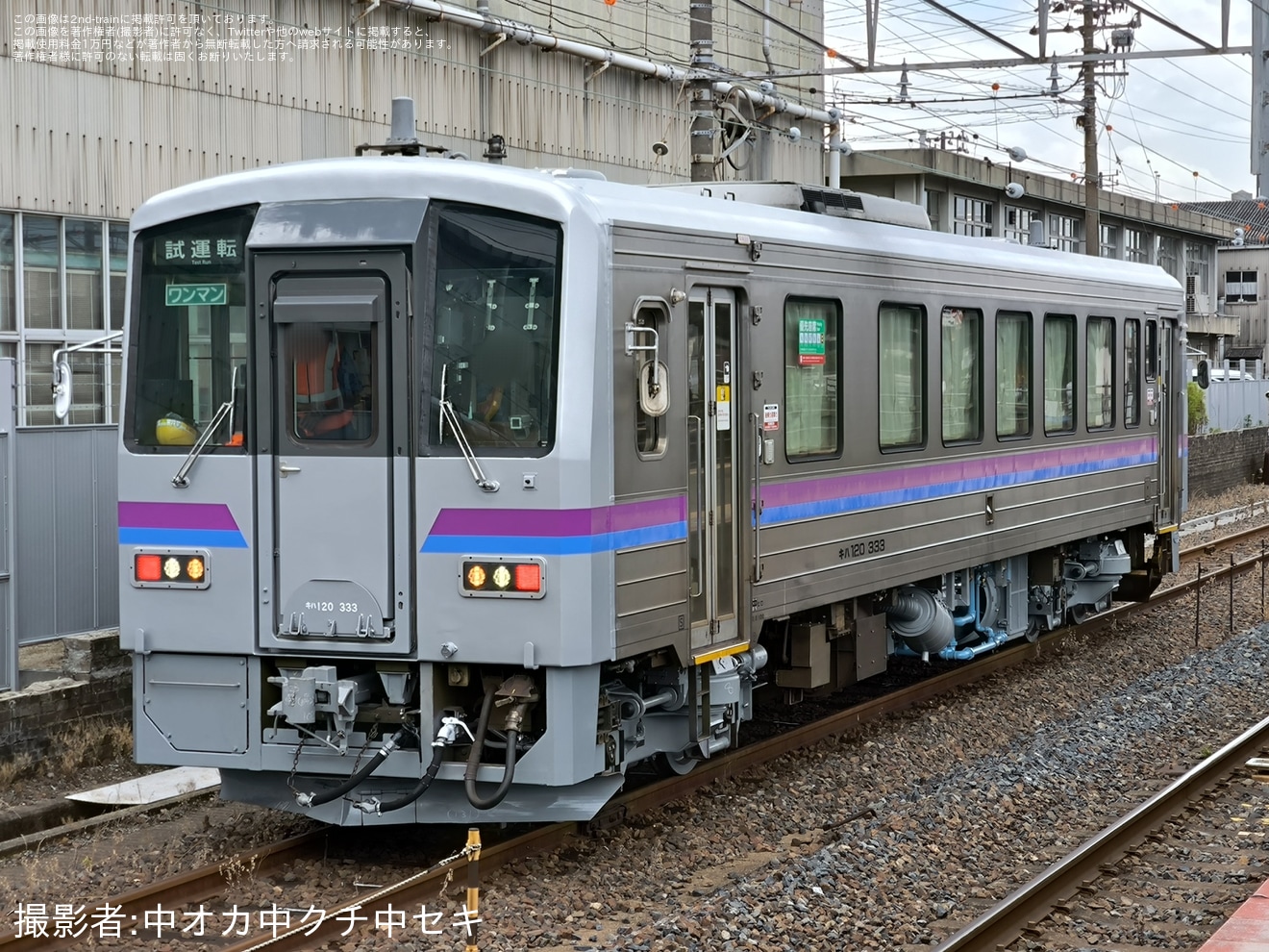 【JR西】キハ120-333下関総合車両所本所出場構内試運転の拡大写真