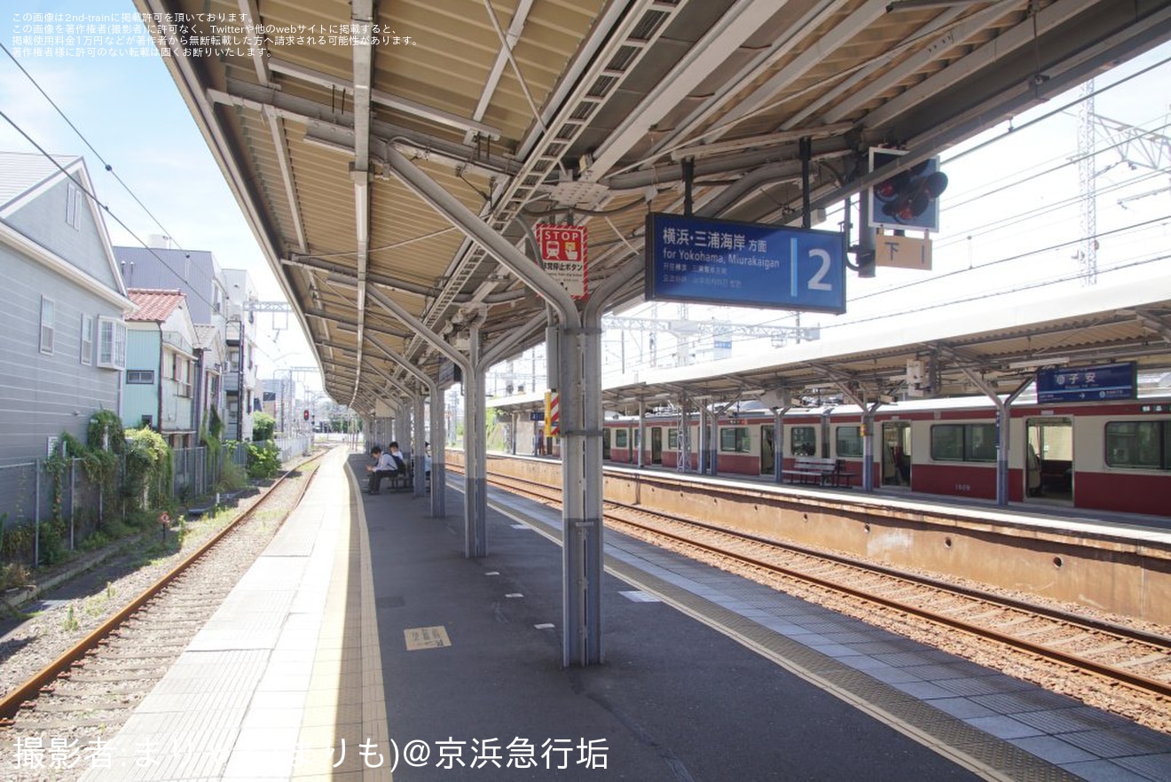 【京急】子安駅1番線(副本線）の案内設備の一部が撤去の拡大写真