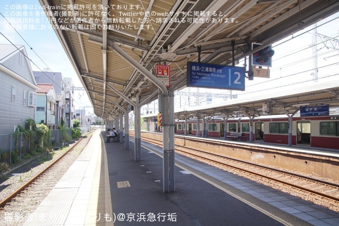【京急】子安駅1番線(副本線）の案内設備の一部が撤去を不明で撮影した写真