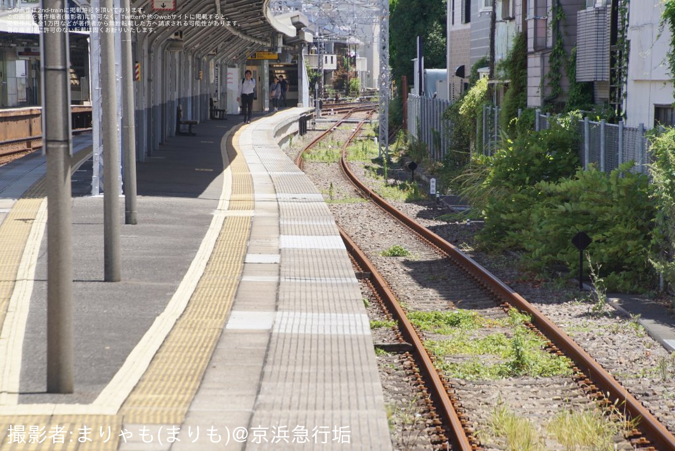 【京急】子安駅1番線(副本線）の案内設備の一部が撤去の拡大写真