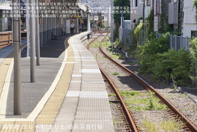 【京急】子安駅1番線(副本線）の案内設備の一部が撤去を不明で撮影した写真