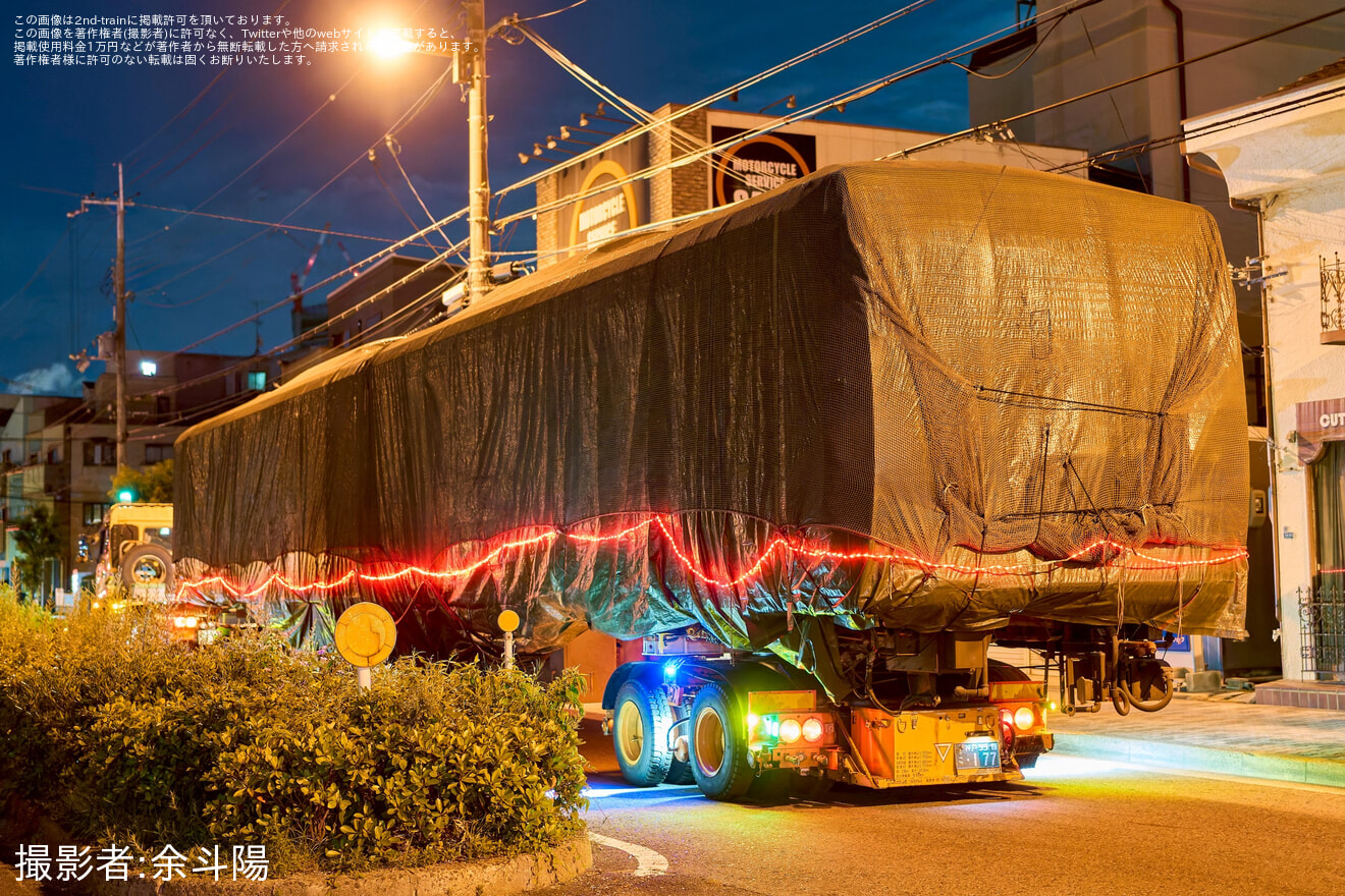 【JR西】クモハ207-1033と思われる車両が陸送されるの拡大写真