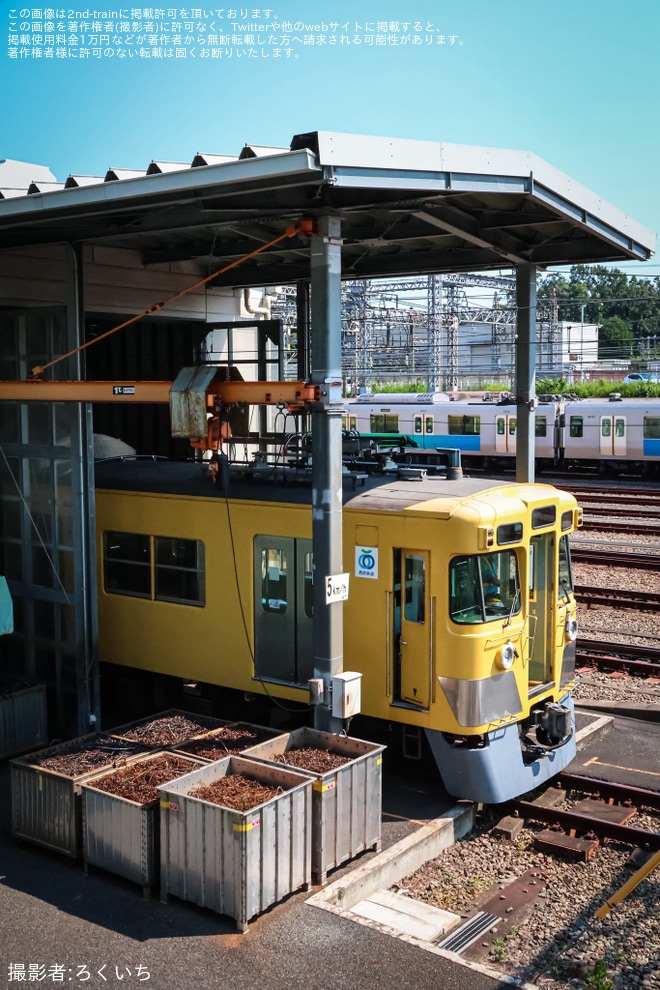 【西武】2000系2417F+2419Fが新101系263Fと連結を不明で撮影した写真