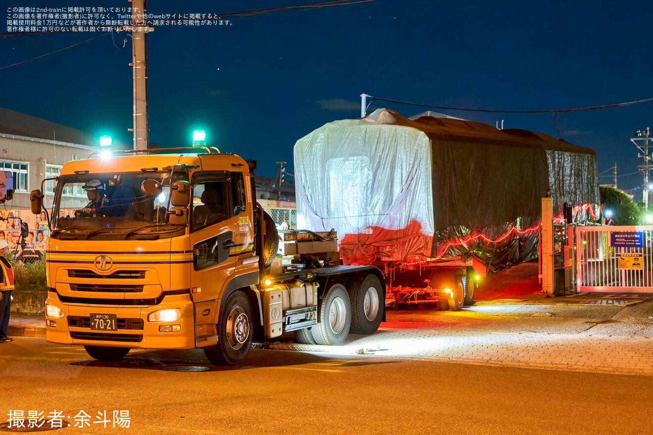 【JR西】クモハ207-1033と思われる車両が陸送されるの拡大写真