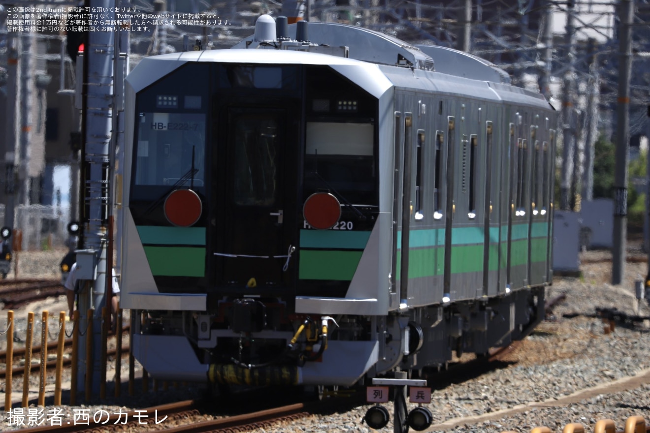 【JR東】HB-E220系2両(HB-E221-7+HB-E222-7)が甲種輸送の拡大写真