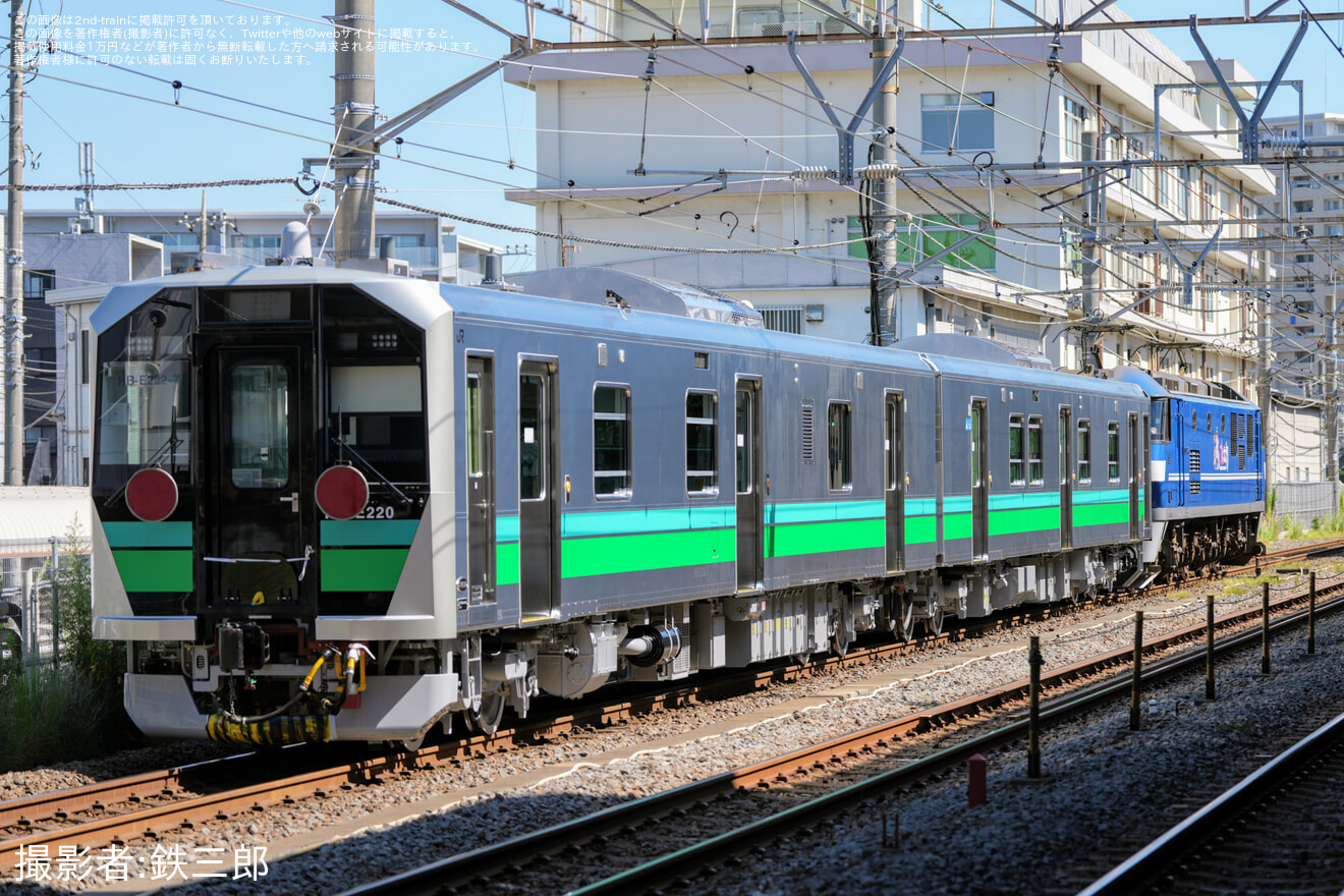 【JR東】HB-E220系2両(HB-E221-7+HB-E222-7)が甲種輸送の拡大写真