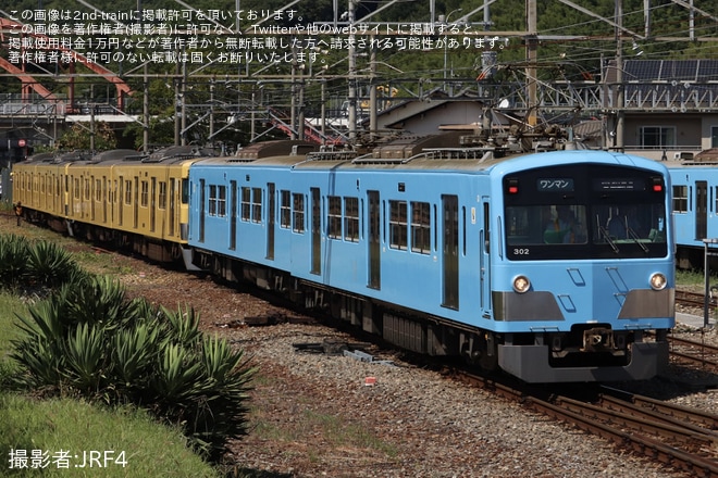 【近江】西武鉄道旧2000系2417F+2419Fが同じく元西武の300形により構内入換を不明で撮影した写真