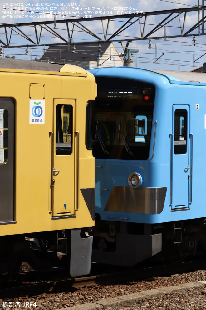 【近江】西武鉄道旧2000系2417F+2419Fが同じく元西武の300形により構内入換を不明で撮影した写真