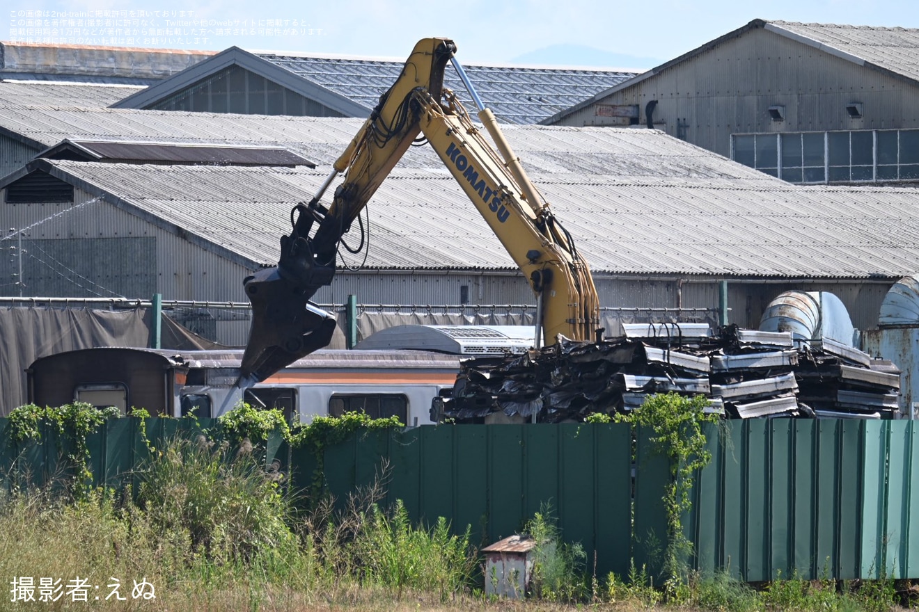【JR東】209系1000番台のうち最後まで残っていた2両が解体中の拡大写真