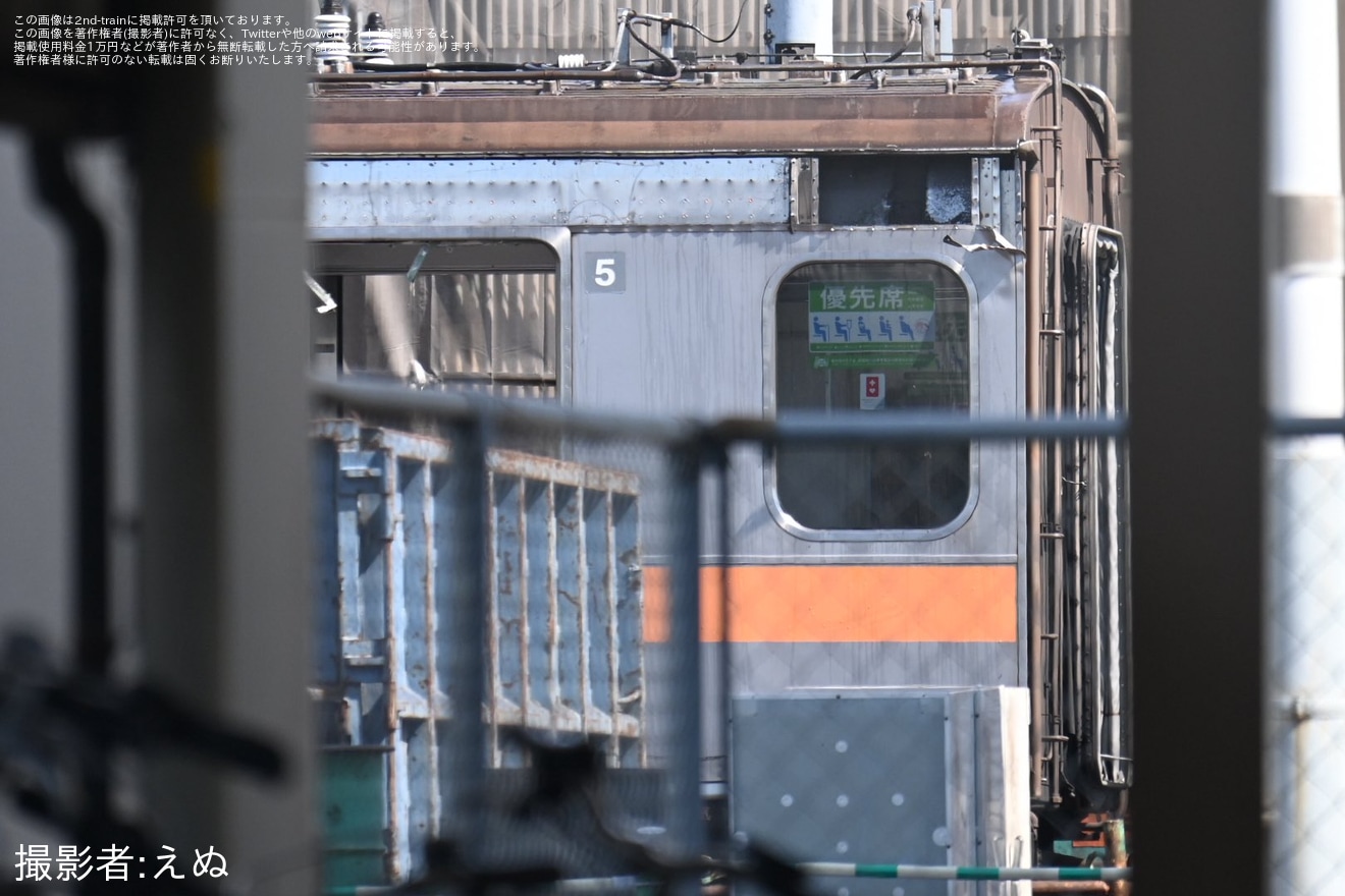 【JR東】209系1000番台のうち最後まで残っていた2両が解体中の拡大写真