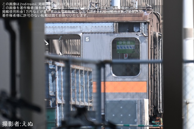 長野総合車両センター付近で撮影された【JR東】209系1000番台のうち最後まで残っていた2両が解体中