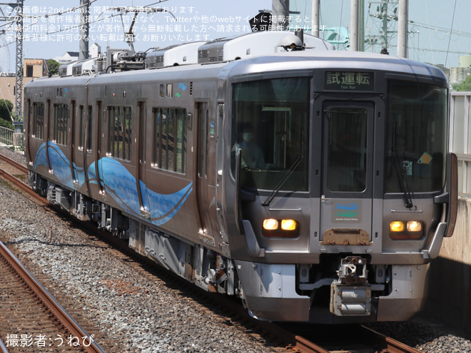 JR総持寺駅で撮影された【あい鉄】521系AK06編成 吹田総合車両所本所出場試運転