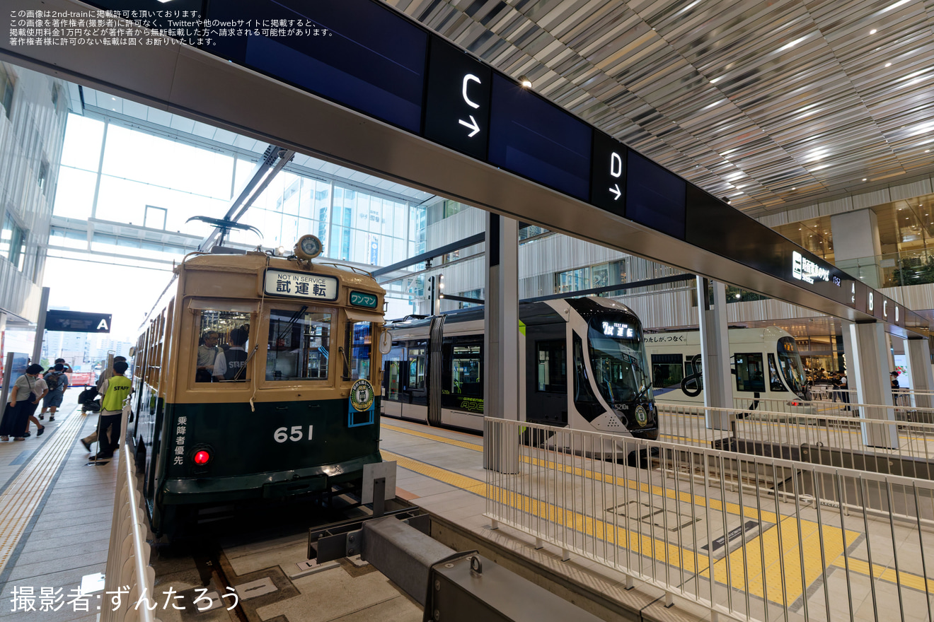 【広電】NHK広島放送局のイベントで、650形651号「被爆電車」と「NHK広島被爆80周年プロジェクトラッピング電車」を展示の拡大写真