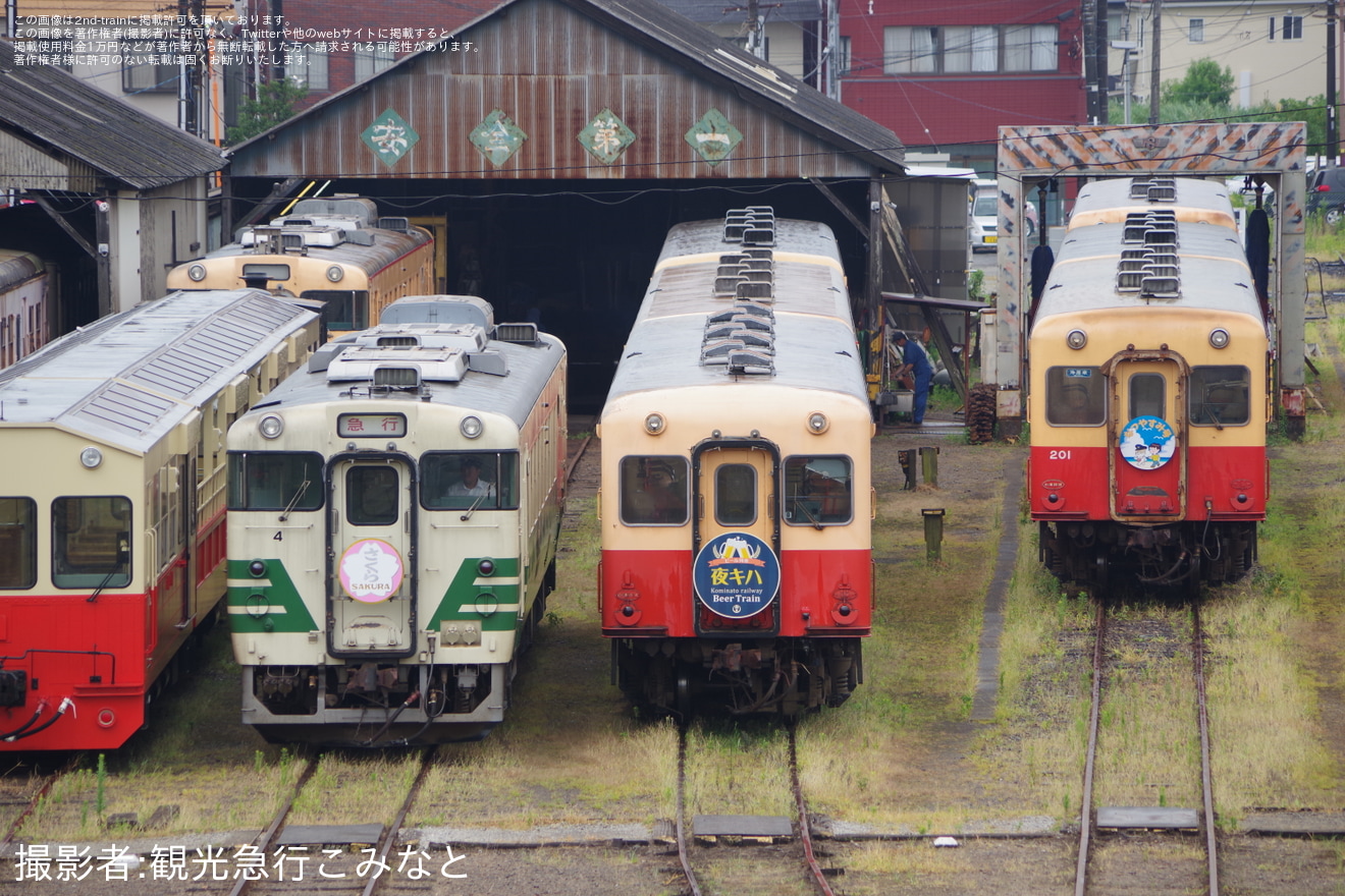 【小湊】キハ40形観光急行「ブルートレイン」ヘッドマークを取り付けて運行の拡大写真