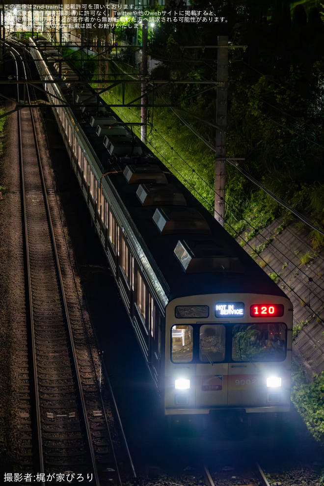 【メトロ】18000系18114Fの渋谷方5両が東急9000系9002Fにより回送