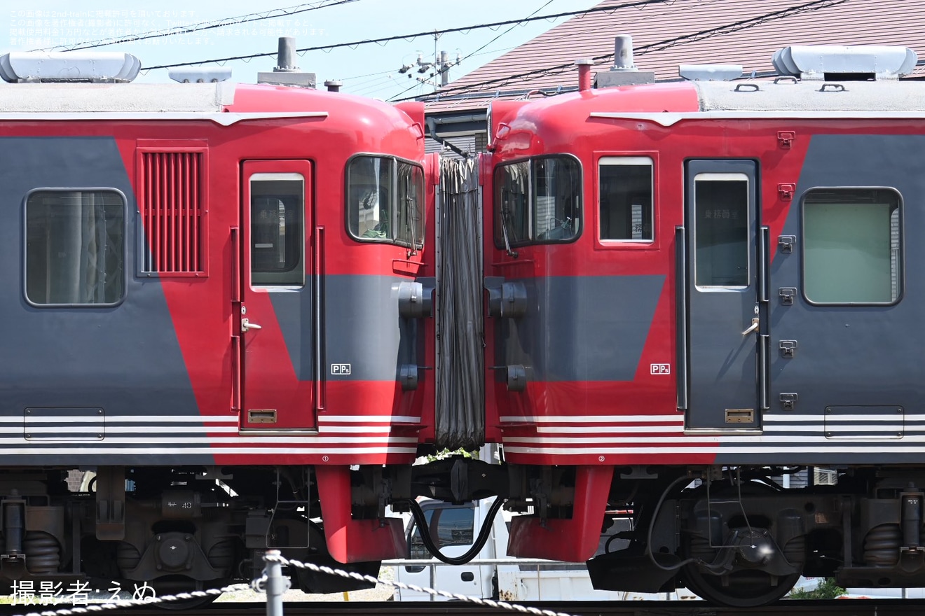 【しな鉄】115系S4編成+S10編成が長野総合車両センターの工場エリアへクモヤ143に牽引され移動の拡大写真