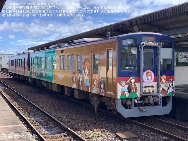 【鹿臨】8000形を使用したJX金属のラッピング車両が、JX金属と『ガールズ＆パンツァー 最終章』とのコラボラッピングにを不明で撮影した写真