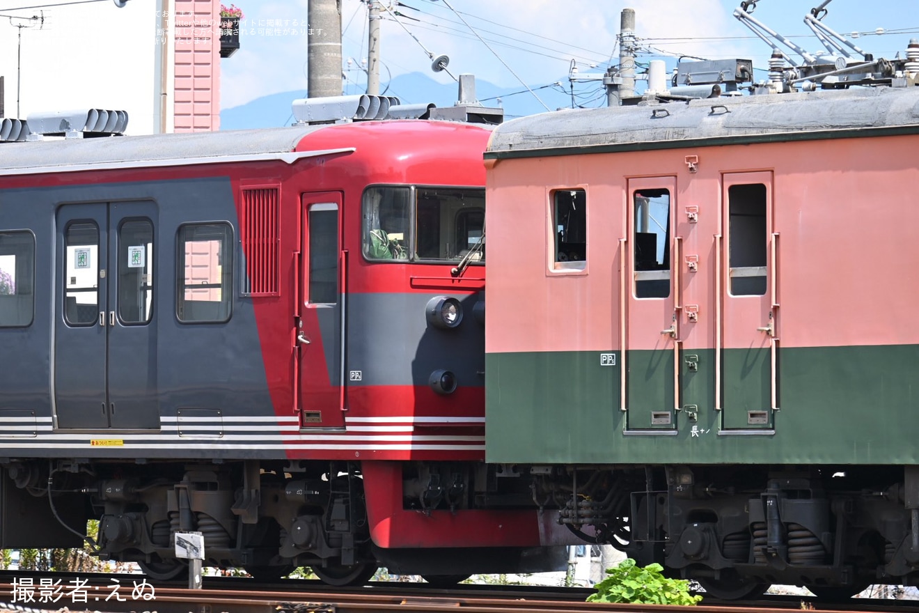 【しな鉄】115系S4編成+S10編成が長野総合車両センターの工場エリアへクモヤ143に牽引され移動の拡大写真