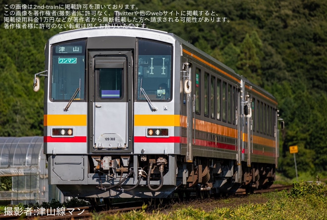 【JR西】転属したキハ120-303が津山線で運用中を金川〜建部間で撮影した写真