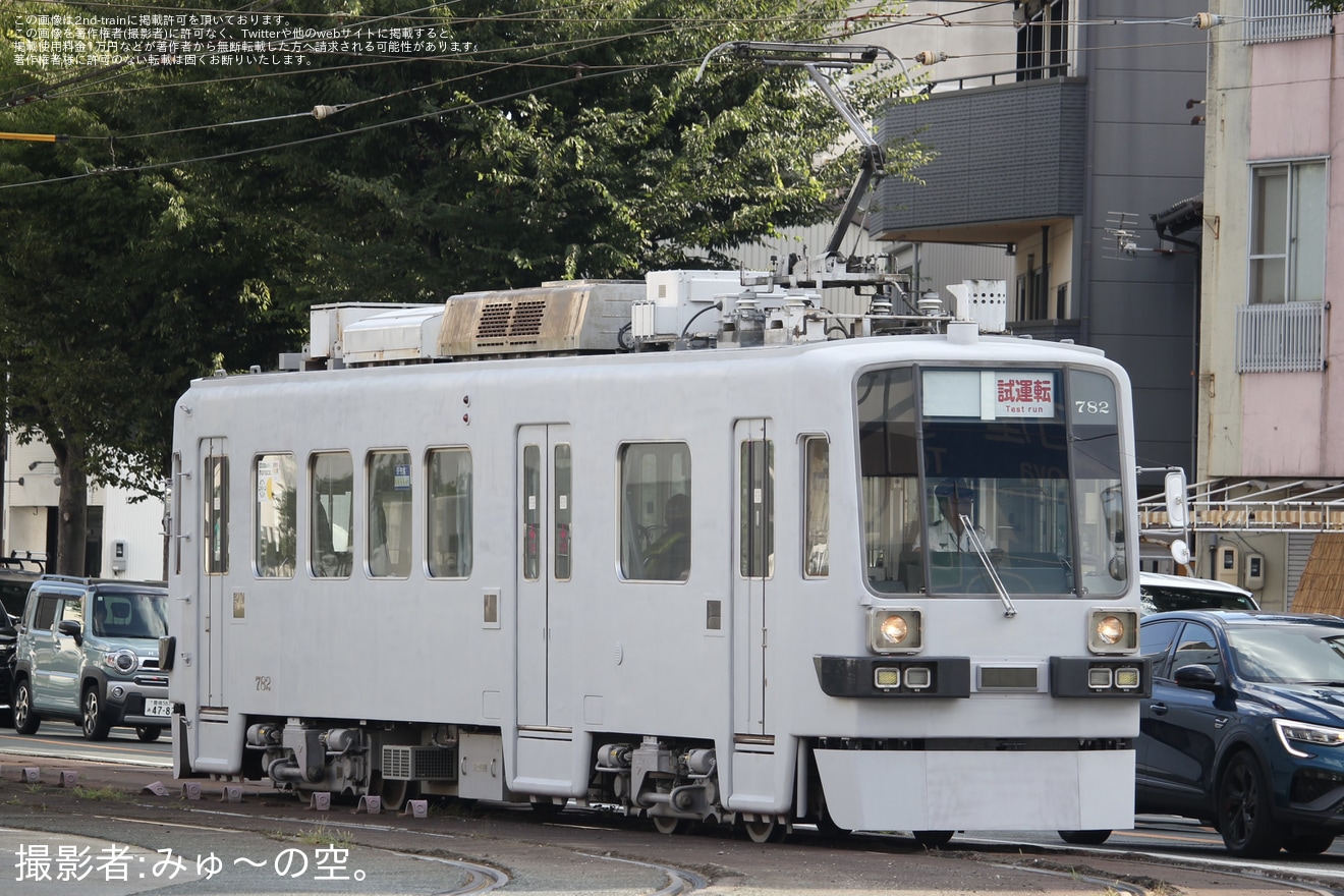 【豊鉄】モ780形782号 真っ白な姿で試運転の拡大写真