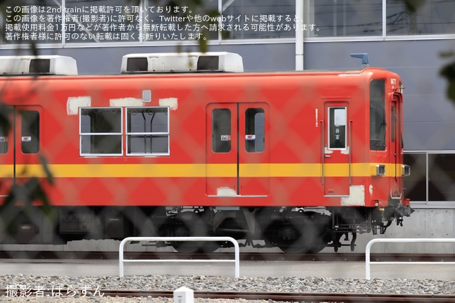 【東武】8000系8500型8577Fが車体補修をしている様子が目撃