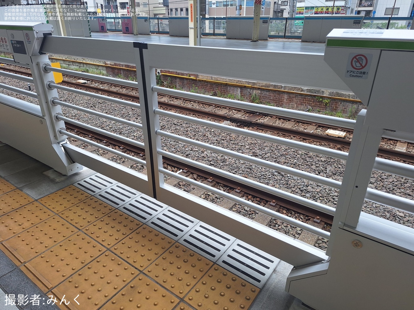 【JR東】東神奈川2番線でホームドアが稼働開始、8号車に特殊な形態もの拡大写真