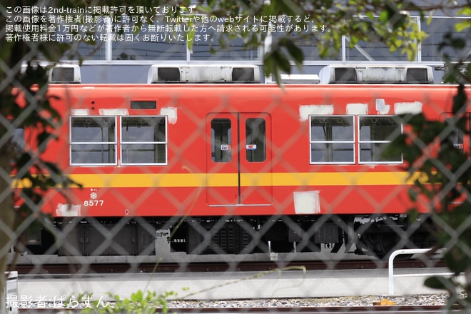 【東武】8000系8500型8577Fが車体補修をしている様子が目撃