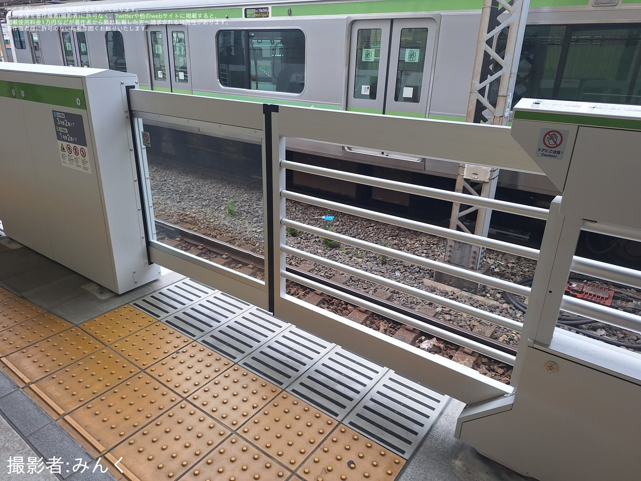 【JR東】東神奈川2番線でホームドアが稼働開始、8号車に特殊な形態もの拡大写真