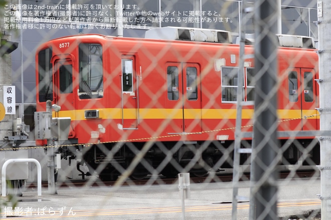 【東武】8000系8500型8577Fが車体補修をしている様子が目撃