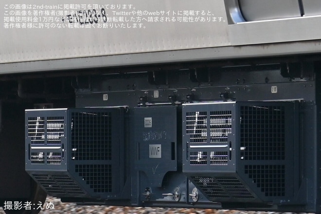 【JR東】E233系0番台トタT8編成2・10号車のVVVFインバータ制御装置が交換かを不明で撮影した写真