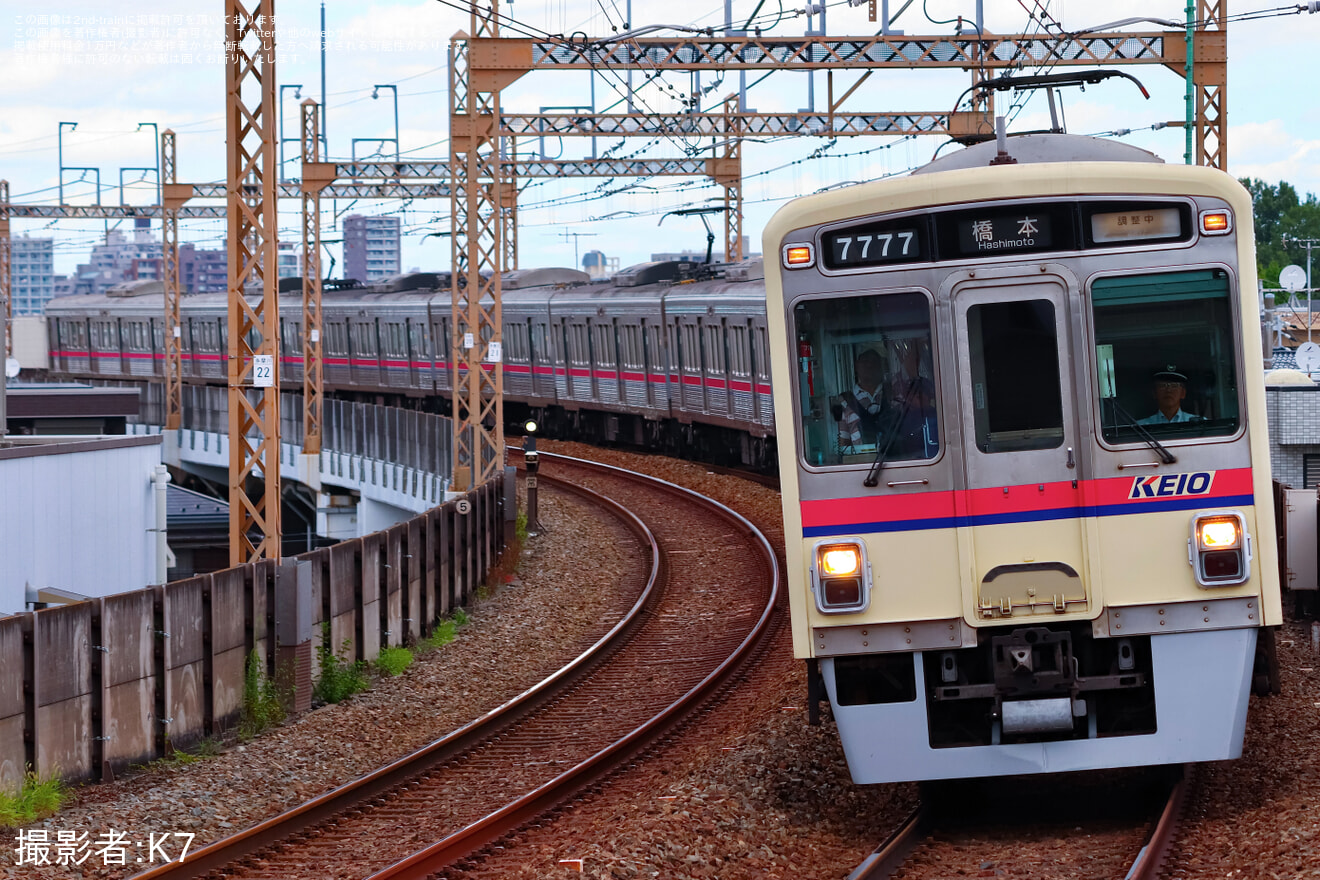 【京王】7000系7727Fの橋本方前面種別幕故障の為調整中幕で運転の拡大写真