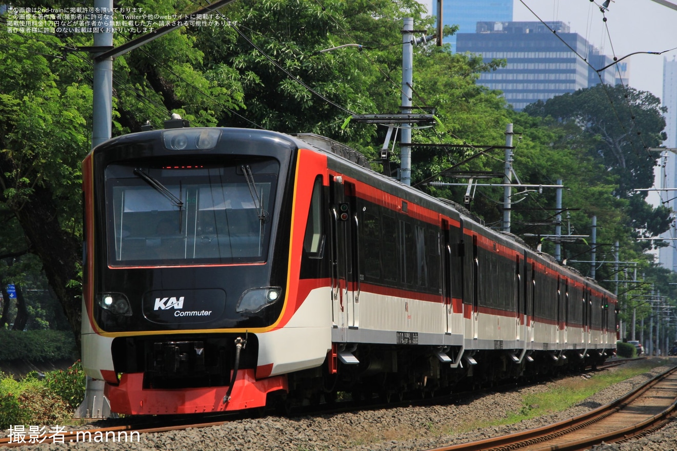 【KCI】EA203系(スカルノ・ハッタ空港線車両)に新塗装が登場の拡大写真