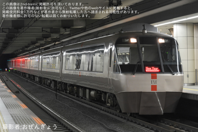 成城学園前駅で撮影された【小田急】夜通し乗り継ぎリレーミステリー ～真夜中の“とある駅”で2つのロマンスカー並びの撮影タイム～」ツアー