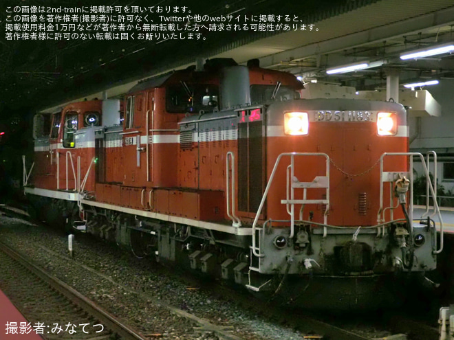 尼崎駅で撮影された【JR西】DE10-1118後藤総合車両所本所入場配給