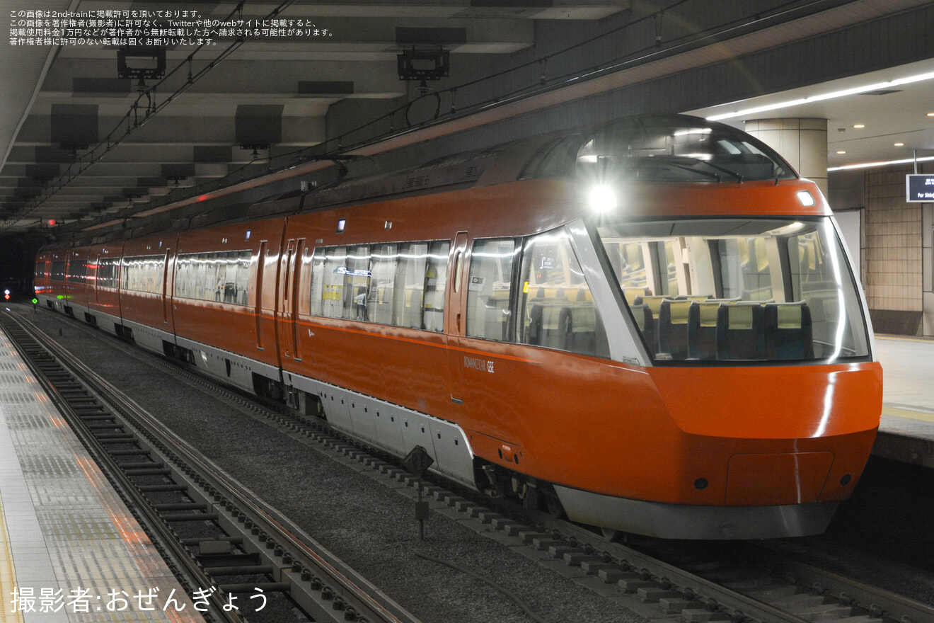 【小田急】夜通し乗り継ぎリレーミステリー ～真夜中の“とある駅”で2つのロマンスカー並びの撮影タイム～」ツアーの拡大写真