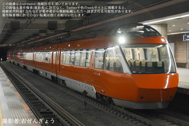 成城学園前駅で撮影された【小田急】夜通し乗り継ぎリレーミステリー ～真夜中の“とある駅”で2つのロマンスカー並びの撮影タイム～」ツアー