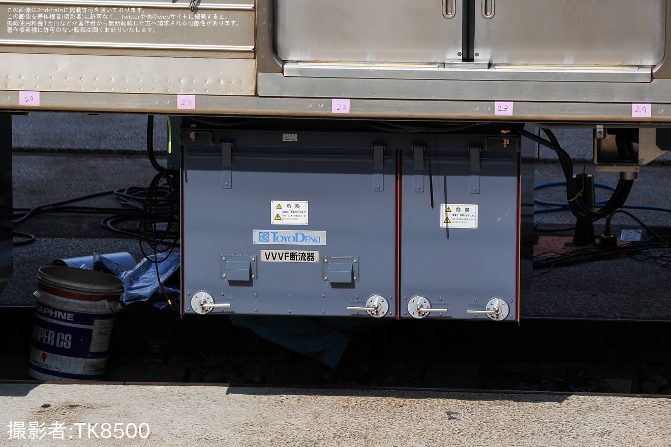 【東急】9000系9005Fデハ9605号車に新たに東洋電機製造製のVVVFインバータ装置設置の拡大写真