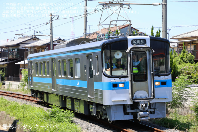 多度津工場構外側線で撮影された【JR四】7000系7016号車が検査を終えて多度津工場出場