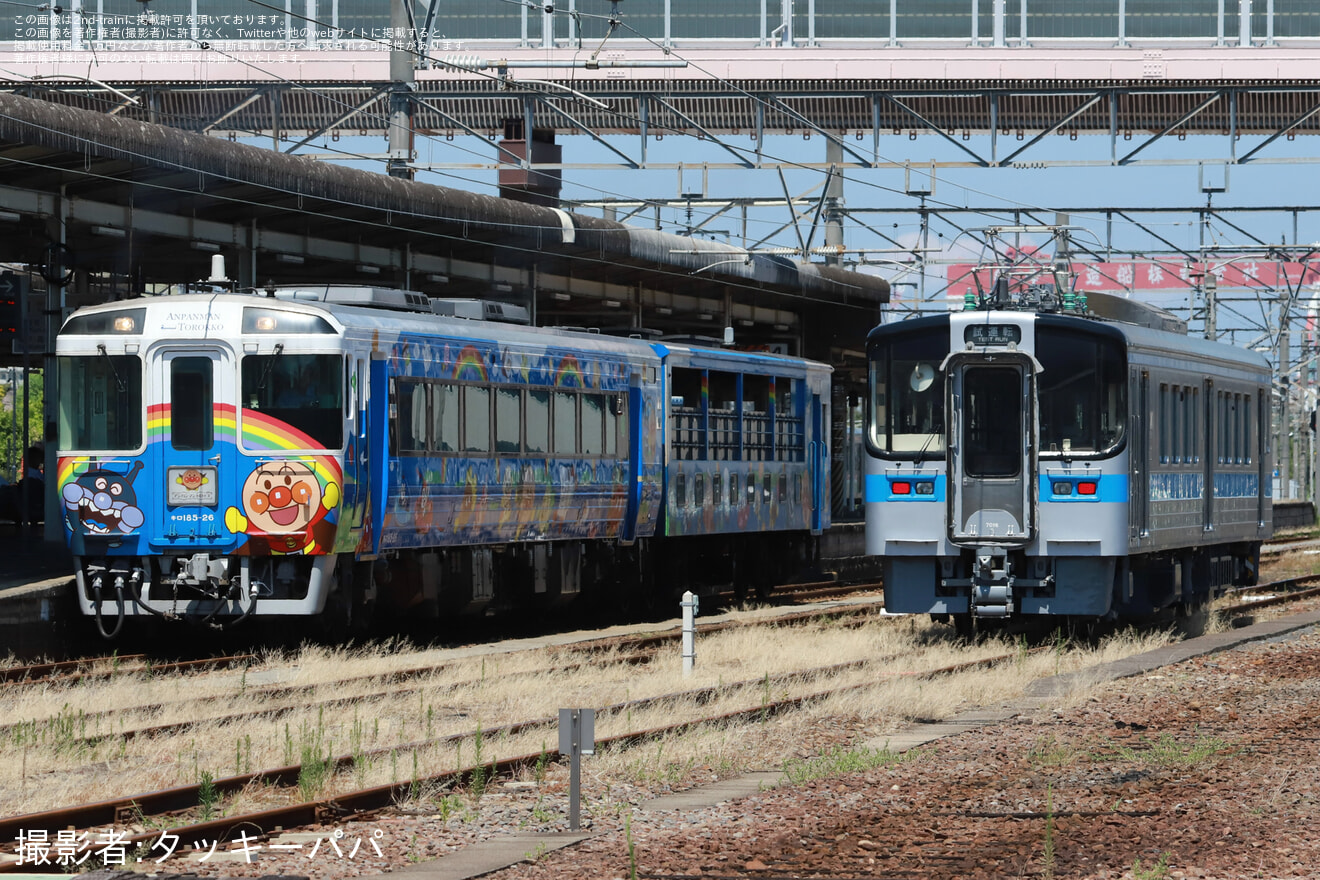 【JR四】7000系7016号車が検査を終えて多度津工場出場の拡大写真