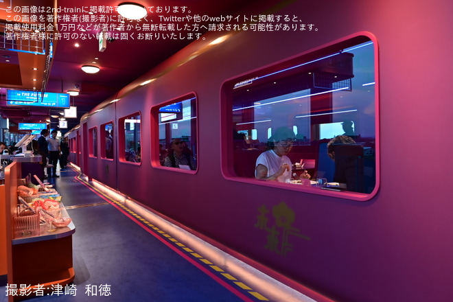 【JR西】「FUTURE TRAIN」の2号車・3号車レストランエリアが先行オープンを梅小路ハイラインで撮影した写真