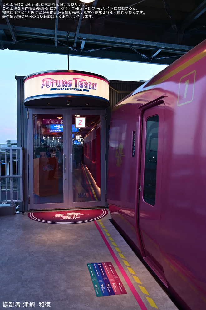 梅小路ハイラインで撮影された【JR西】「FUTURE TRAIN」の2号車・3号車レストランエリアが先行オープン