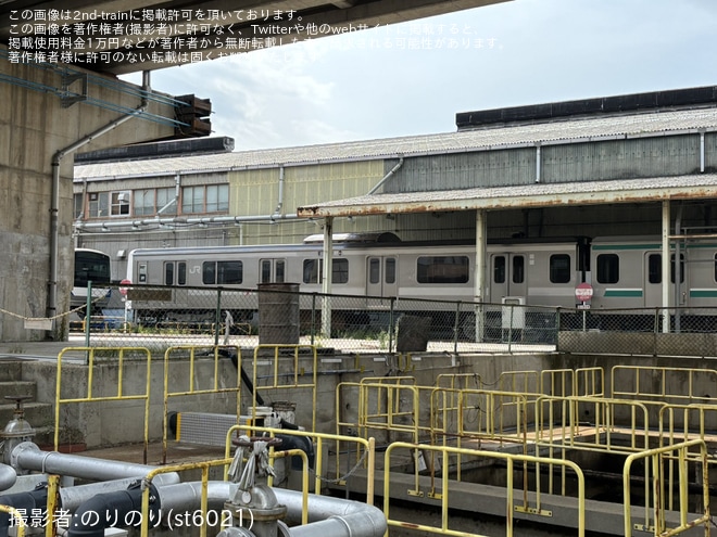 【JR東】E501系先頭車の前面帯や側面帯が剥がされる（転用改造開始か）を不明で撮影した写真